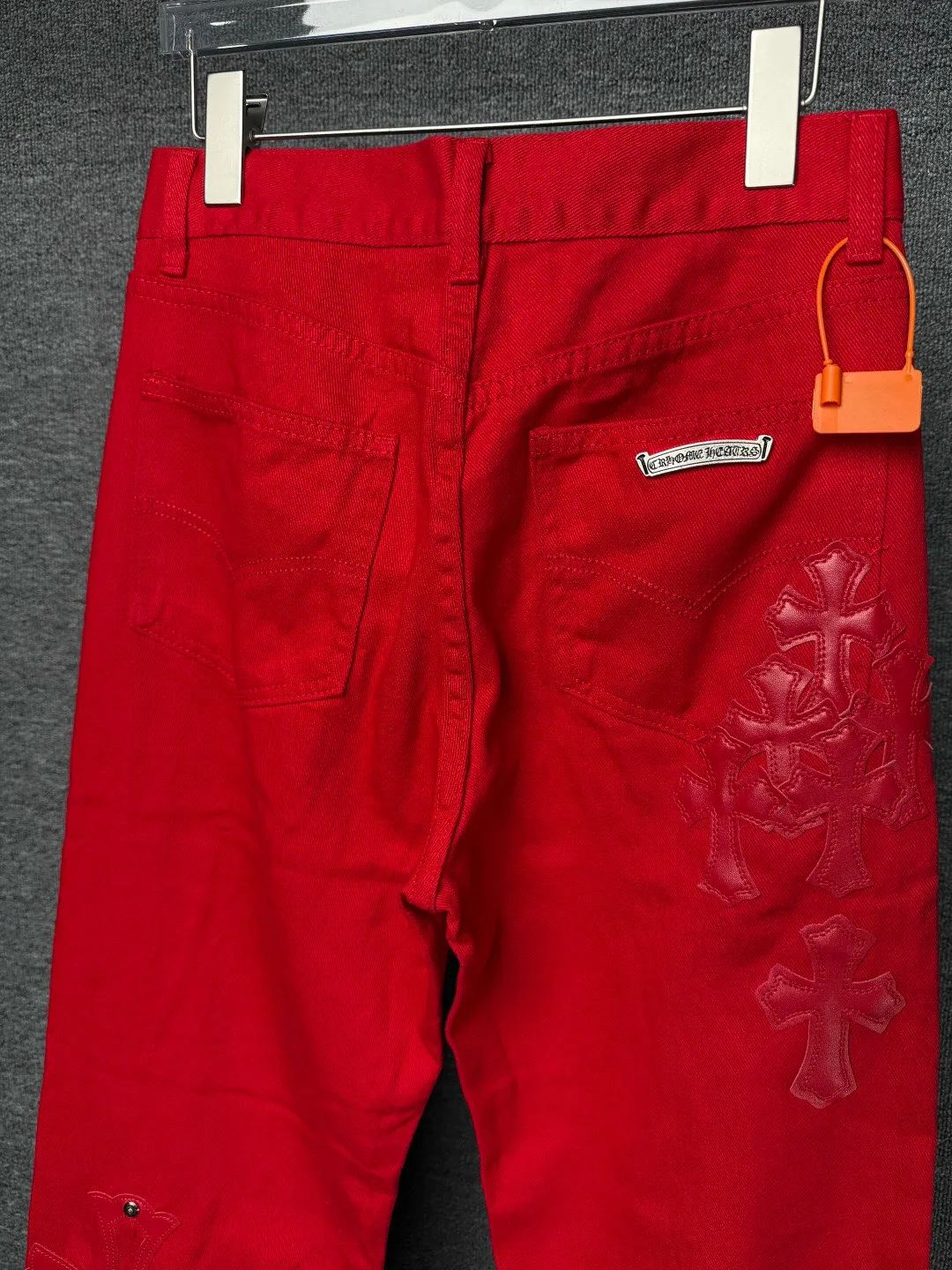 P270 💰 (Top version) CHROME HEARTS 25ss dopamine Chinese red cross leather washed jeans - Full of exploring the ultimate in fashion, Chrome Hearts' new Chrome Hearts pants not only present a unique style, the fresh ice blue color looks particularly youthful and energetic. The mid-high waist design is paired with a lazy and casual style, which not only shows long legs but also maintains a casual feel. It is a must-have fashion choice for trendy men and trendy women. Color: Dopamine Red Size: 28-30-32-34 (corresponds to S-M-L-XL)